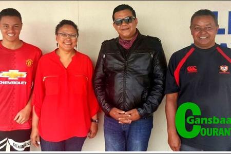 Links is Gansbaai Academia se graad 12 leerder, Liewellyn Davids wat reeds vir â€˜n mediese studierigting aan die Universiteit van Stellenbosch gekeur is, saam met van links: Lindsay-Michelle Meyer en Hambly Matthews van die universiteit en sy pa, Charles Davids. 