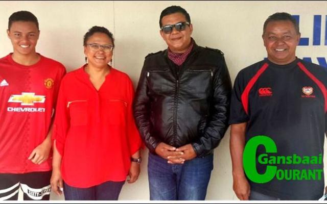 Links is Gansbaai Academia se graad 12 leerder, Liewellyn Davids wat reeds vir â€˜n mediese studierigting aan die Universiteit van Stellenbosch gekeur is, saam met van links: Lindsay-Michelle Meyer en Hambly Matthews van die universiteit en sy pa, Charles Davids. 