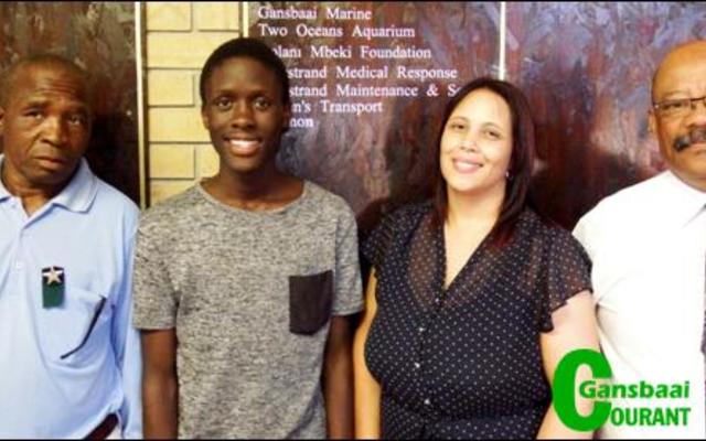 Gansbaai Academiaâ€™s Top 2016 candidate, Analo Yawa next to his proud father, Joe Nqayi (left). With them are Carien Fortuin (Deputy Principal and Grade Head) and Tommy Wilson (Principal).