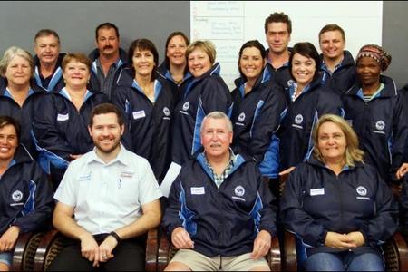 Laerskool Gansbaai se personeelkorps begin 2017 spoggerig met splinternuwe personeelbaadjies wat deur die Arrie Nel Apteekgroep Gansbaai geskenk is. Die skoolwapen is daarop gedruk met die woord â€œpersoneelâ€ onderaan. Gansbaai Apteek se bestuurder/apteker, Cobus Claassen het die oorhandiging waargeneem. Die gelukkige span is agter van links:Â  Jolette Bezuidenhout, Eric Haxton, Wynand Bezuidenhout, Bertie le Roux, Jolandi Oosthuizen, Hannes Grobler en Joathan Doyle.Â  Middel: Marlette Longland, Elna le Roux, Susan Cilliers, Riva van der Merwe, Carina Brown, Jolinda Avenant, Lyndri Kotze, Rose Ncgabashe, Kenny Marthinus en Annette Wessels.Â  Voor: Heidi Chivell, Marlene Koekemoer (Departementshoof:Â  Senior Fase), Cobus Claassen (Arrie Nel Apteekgroep Gansbaai), Eben van der Merwe (Skoolhoof), Alana Louw (Departementshoof:Â  Grondslagfase), Sarah du Toit en Leana Botbyl. 