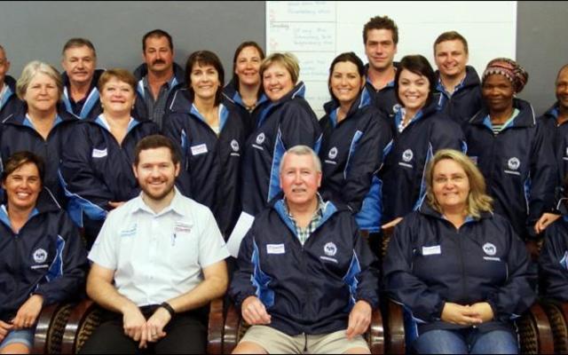 Laerskool Gansbaai se personeelkorps begin 2017 spoggerig met splinternuwe personeelbaadjies wat deur die Arrie Nel Apteekgroep Gansbaai geskenk is. Die skoolwapen is daarop gedruk met die woord â€œpersoneelâ€ onderaan. Gansbaai Apteek se bestuurder/apteker, Cobus Claassen het die oorhandiging waargeneem. Die gelukkige span is agter van links:Â  Jolette Bezuidenhout, Eric Haxton, Wynand Bezuidenhout, Bertie le Roux, Jolandi Oosthuizen, Hannes Grobler en Joathan Doyle.Â  Middel: Marlette Longland, Elna le Roux, Susan Cilliers, Riva van der Merwe, Carina Brown, Jolinda Avenant, Lyndri Kotze, Rose Ncgabashe, Kenny Marthinus en Annette Wessels.Â  Voor: Heidi Chivell, Marlene Koekemoer (Departementshoof:Â  Senior Fase), Cobus Claassen (Arrie Nel Apteekgroep Gansbaai), Eben van der Merwe (Skoolhoof), Alana Louw (Departementshoof:Â  Grondslagfase), Sarah du Toit en Leana Botbyl. 