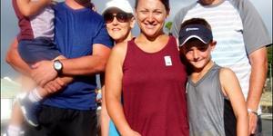 â€˜n Heerlike saamwees-uitstappie vir die Wiese-gesin van Kleinbaai.  Johan en Suzette Wiese, asook hul dogter en skoonseun van Calvinia het nie die geleentheid om aan die 5km pretstap deel te neem, laat verbyglip nie. Van links is Fourie Nel (kleinseun), Martiens Nel (skoonseun), Suzette Wiese, Annamari Nel (dogter), De Wet Nel (kleinseun) en Johan Wiese.