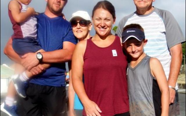 â€˜n Heerlike saamwees-uitstappie vir die Wiese-gesin van Kleinbaai.  Johan en Suzette Wiese, asook hul dogter en skoonseun van Calvinia het nie die geleentheid om aan die 5km pretstap deel te neem, laat verbyglip nie. Van links is Fourie Nel (kleinseun), Martiens Nel (skoonseun), Suzette Wiese, Annamari Nel (dogter), De Wet Nel (kleinseun) en Johan Wiese.