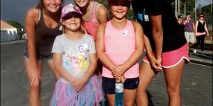 â€˜n Opgewonde groepie deelnemers kort voor die aanvang van die 5km pretstap. Voor van links: Jessica Groenewald (6) en Lanika Mostert (7). Agter: Elzaan du Toit (13), Rianka Gunther (13) en Hanlie Groenewald (14).
