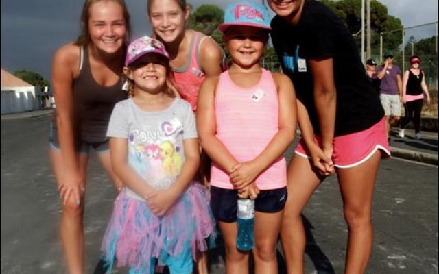 â€˜n Opgewonde groepie deelnemers kort voor die aanvang van die 5km pretstap. Voor van links: Jessica Groenewald (6) en Lanika Mostert (7). Agter: Elzaan du Toit (13), Rianka Gunther (13) en Hanlie Groenewald (14).