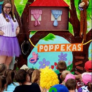 Die gewildste item onder jonk en oud, was die poppekas wat hier deur â€œPoppie Perskepitâ€ (Nicole Snyman) â€œbemanâ€ word, met die res van die span, agter die poppekas.  Hulle sorg vir die bewegings en stemme, tot groot vermaak van die toeskouers. 