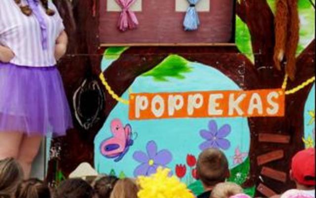 Die gewildste item onder jonk en oud, was die poppekas wat hier deur â€œPoppie Perskepitâ€ (Nicole Snyman) â€œbemanâ€ word, met die res van die span, agter die poppekas.  Hulle sorg vir die bewegings en stemme, tot groot vermaak van die toeskouers. 