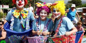 Veral die speletjies- en poppekasitems is â€œoorgeneemâ€ deur die span se narre wat baie gewild was onder die kinders. Die narre is van links: Zenon Erasmus, Hannelie Marais en Jessica Stone.