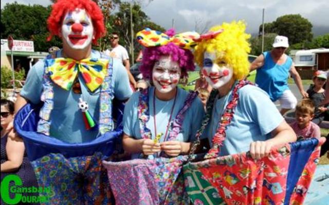 Veral die speletjies- en poppekasitems is â€œoorgeneemâ€ deur die span se narre wat baie gewild was onder die kinders. Die narre is van links: Zenon Erasmus, Hannelie Marais en Jessica Stone.