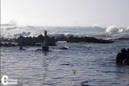 Dis nie moeilik om Kleinbaaihawe binne te vaar nie, maar ook nie altyd van die eenvoudigste nie  --  met so â€˜n see, bly liewer weg!
