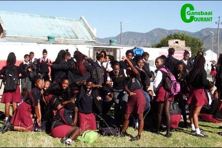 â€˜n Deel van die sowat 70 leerders van Gansbaai Academia wat Dinsdag die R43 by Stanford versper het. Die protesaksie spruit voort uit probleme wat leerders van die Stanford-omgewing het om by die skool uit te kom. 