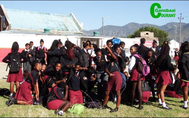 â€˜n Deel van die sowat 70 leerders van Gansbaai Academia wat Dinsdag die R43 by Stanford versper het. Die protesaksie spruit voort uit probleme wat leerders van die Stanford-omgewing het om by die skool uit te kom. 