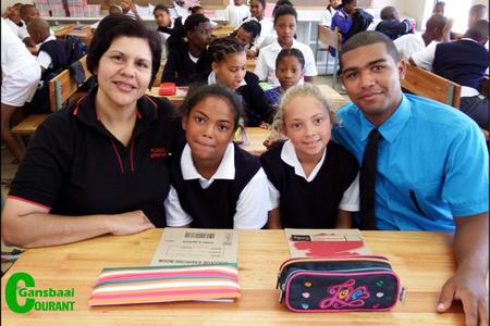 Liandro (regs) is saam met Anine Volkwyn in haar graad 5.1 klas, met twee niggies in graad 5.1, Eldonay enÂ  Farren Appel tussen hulle.