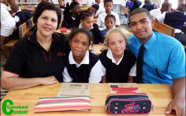 Liandro (regs) is saam met Anine Volkwyn in haar graad 5.1 klas, met twee niggies in graad 5.1, Eldonay enÂ  Farren Appel tussen hulle.