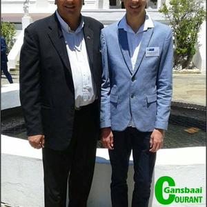 Mnr Eddie Labuschagne (skoolhoof) staan by Alexander Spanellis wat die toppresteerder in die Wes-Kaap vir Rekenaartoepassings-tegnologie  is.