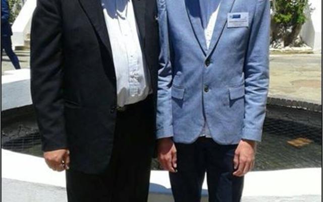 Mnr Eddie Labuschagne (skoolhoof) staan by Alexander Spanellis wat die toppresteerder in die Wes-Kaap vir Rekenaartoepassings-tegnologie  is.