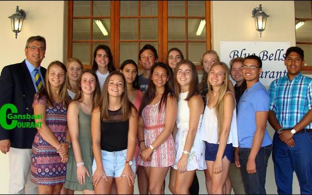 HoÃ«rskool Overberg in Caledon se top 2016 presteerders met die skoolhoof, mnr Eddie Labuschagne, links.  