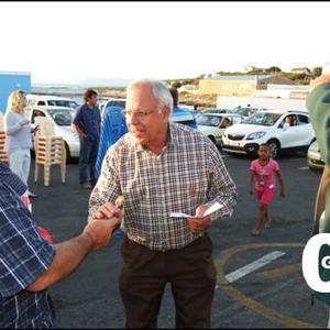 En toe word ds Dirk van Dyk (middel) ook na afloop van die Vissermans Verootmoedigingsdiens deur past Frikkie Zeelie (links) met â€˜n "LolliPop" bederf, met Johan van Dyk (regs) wat toekyk.