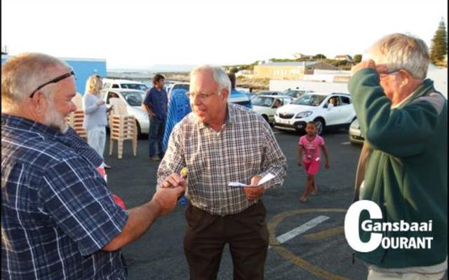 En toe word ds Dirk van Dyk (middel) ook na afloop van die Vissermans Verootmoedigingsdiens deur past Frikkie Zeelie (links) met â€˜n "LolliPop" bederf, met Johan van Dyk (regs) wat toekyk.