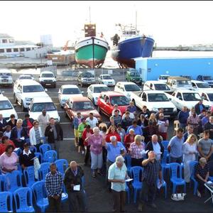 Die opkoms na die Vissermans Verootmoedingingsdiens in Gansbaai hawe was verblydend, mense het  nÃ¡ die neem van hierdie foto nog opgedaag het. Agter kan die laaste twee pelagiese vissersbote, Kolgans en Wildegans II in die droÃ« dokke gesien word alvorens 2017 se oesjaar begin word.