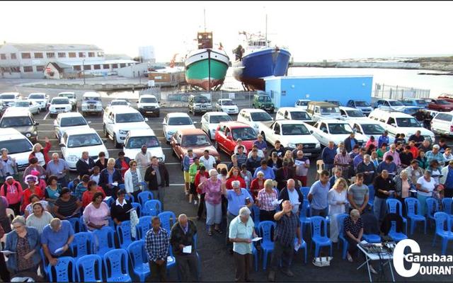 Die opkoms na die Vissermans Verootmoedingingsdiens in Gansbaai hawe was verblydend, mense het  nÃ¡ die neem van hierdie foto nog opgedaag het. Agter kan die laaste twee pelagiese vissersbote, Kolgans en Wildegans II in die droÃ« dokke gesien word alvorens 2017 se oesjaar begin word.