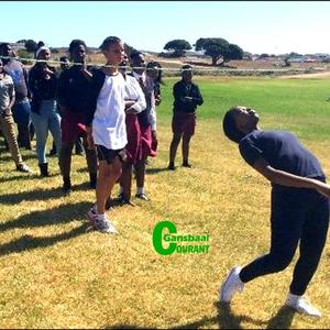  Dis agteroor buig en beur vir 2017 se graad 8â€™s van Gansbaai Academia tydens hul inlywingsseremonie.