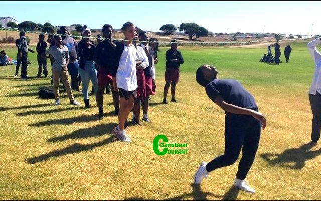  Dis agteroor buig en beur vir 2017 se graad 8â€™s van Gansbaai Academia tydens hul inlywingsseremonie.