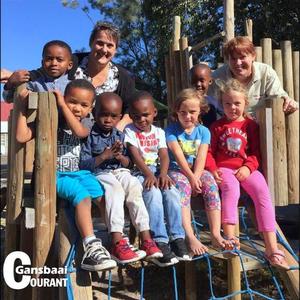 â€˜n Deel van Laerskool Okkie Smuts se â€œnuwelingeâ€ vir 2017, met Sue van der Berg (links) vir die Gr RR en Gr R Afrikaanse klassies en regs Belinda Taberham vir die Engelse Gr RR en Gr R klassies. 