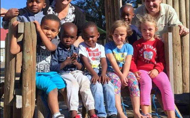 â€˜n Deel van Laerskool Okkie Smuts se â€œnuwelingeâ€ vir 2017, met Sue van der Berg (links) vir die Gr RR en Gr R Afrikaanse klassies en regs Belinda Taberham vir die Engelse Gr RR en Gr R klassies. 