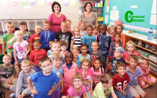 Laerskool Gansbaai se 38 graad Râ€™e was opgewonde om by die â€œgrootâ€ skool in te skakel. Agter links staan Lyndri Kotze (Gr R.2) en Jolinda Avenant (Gr R.1).