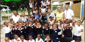 Die Bron PrimÃªre skool in Stanford het vanjaar 53 graad Râ€™e en hulle het opgewonde na buite gestap vir â€˜n gesellige foto. Agter vlnr staan Nonkosnathi (Gr R.c), Kariewa Dreyer (Gr R.b), Robin Dreyer (Assistent), Madine Maans (Assistent), Cherine Lucas (Gr R.a) en Lionel Pedro (Skoolhoof).