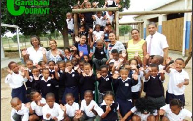Die Bron PrimÃªre skool in Stanford het vanjaar 53 graad Râ€™e en hulle het opgewonde na buite gestap vir â€˜n gesellige foto. Agter vlnr staan Nonkosnathi (Gr R.c), Kariewa Dreyer (Gr R.b), Robin Dreyer (Assistent), Madine Maans (Assistent), Cherine Lucas (Gr R.a) en Lionel Pedro (Skoolhoof).