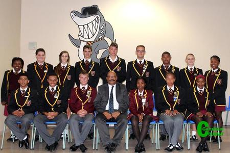 Die hoofseun en hoofdogter word uitgeken aan hulle pragtige â€œmaroenâ€-kleurige baadjies.Â  Hulle sit voor van links: Ree-Auden Dreyer, Llewellyn Davids (onderhoofseun), Jacques Prins (hoofseun), mnr Tommy Wilson (skoolhoof), Khanya Xalisile (hoofmeisie), Amy Wolhuter (onderhoofmeisie) en Marushka Spandiel. Agter van links:Â  Sisipho Sgonela, Jesica Vermeulen, Anria Nel, Andre Lourens, Donnadue de Villiers, Heinrich van der Merwe, Jonathan Martin, Carna Nel en Yamkela Ntsizi.