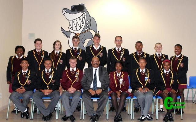 Die hoofseun en hoofdogter word uitgeken aan hulle pragtige â€œmaroenâ€-kleurige baadjies.Â  Hulle sit voor van links: Ree-Auden Dreyer, Llewellyn Davids (onderhoofseun), Jacques Prins (hoofseun), mnr Tommy Wilson (skoolhoof), Khanya Xalisile (hoofmeisie), Amy Wolhuter (onderhoofmeisie) en Marushka Spandiel. Agter van links:Â  Sisipho Sgonela, Jesica Vermeulen, Anria Nel, Andre Lourens, Donnadue de Villiers, Heinrich van der Merwe, Jonathan Martin, Carna Nel en Yamkela Ntsizi.