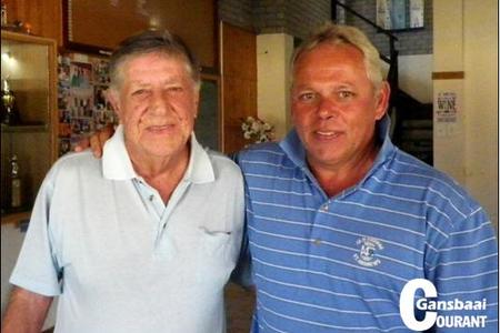 Jan le Roux (links), wenner van die Bogus Bogey Plus, staan hier by Jacques Nell (Klubkaptein).