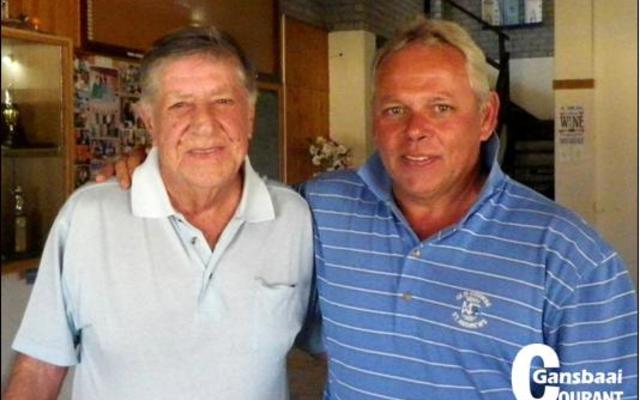 Jan le Roux (links), wenner van die Bogus Bogey Plus, staan hier by Jacques Nell (Klubkaptein).