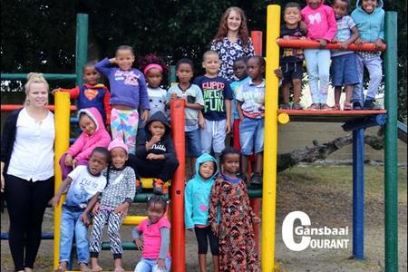 Die Dolfyn-klas van Strandlopertjie Bewaarskool. Priscilla CronjÃ©, die hoof, staan agter bo-op die klimraam. Die skooltjie gaan eersdaags op TV verskyn.