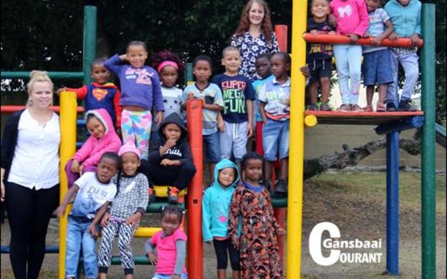 Die Dolfyn-klas van Strandlopertjie Bewaarskool. Priscilla CronjÃ©, die hoof, staan agter bo-op die klimraam. Die skooltjie gaan eersdaags op TV verskyn.