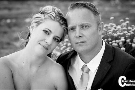 Gansbaai se befaamde fotograaf, Hugh-Daniel Grobler en sy pragtige bruid, JohanndrÃ© op hul troudag, 19 Maart 2016.