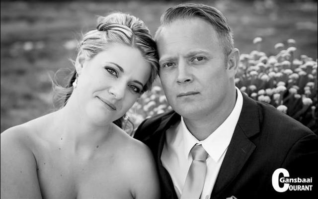 Gansbaai se befaamde fotograaf, Hugh-Daniel Grobler en sy pragtige bruid, JohanndrÃ© op hul troudag, 19 Maart 2016.