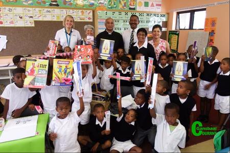 Oorstelp van vreugde met hulle groot skenking, wys die Graad Eentjies van Gansbaai PrimÃªr hier wat hulle alles van die St Marks Anglikaanse Kerk ontvang het. Agter van links staan Melissa Doyel (Gr 1.2), Jenny en Vader George Wyngaard, Tommy Volkwyn (skoolhoof), Maria Salo en Maresa de Villiers (Gr 1.1).