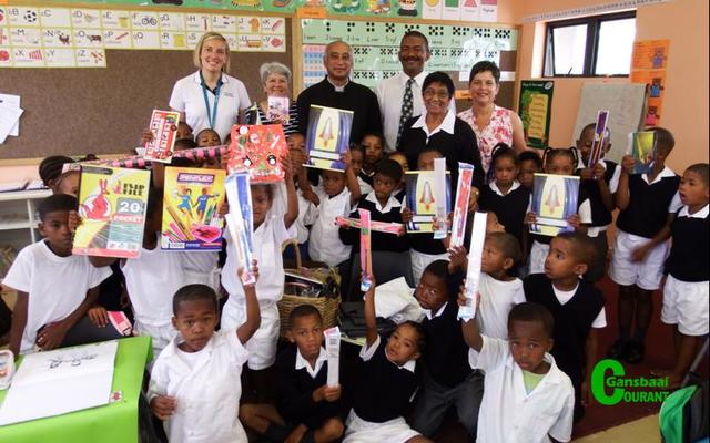 Oorstelp van vreugde met hulle groot skenking, wys die Graad Eentjies van Gansbaai PrimÃªr hier wat hulle alles van die St Marks Anglikaanse Kerk ontvang het. Agter van links staan Melissa Doyel (Gr 1.2), Jenny en Vader George Wyngaard, Tommy Volkwyn (skoolhoof), Maria Salo en Maresa de Villiers (Gr 1.1).