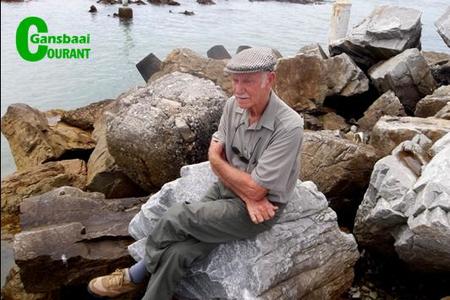 Oom Sakkie in Kleinbaaihawe, gelukkig soos altyd, by die see.