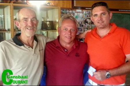 Die  wenners van Gansbaai Gholfklub se 4BBB Houespel, Andre Roos (links) en Pieter Loubser (regs), saam met Jacques Nell, klubkaptein.