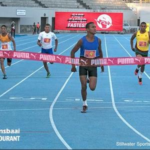 Adrian Swart  van HoÃ«rskool Overberg (Ovies) het R10 000 as â€˜n Puma-prys losgeslaan nadat hy die 200m vir seuns o/16 in â€˜n verpletterende tyd van 22,76 sekondes gehardloop het. Op die foto â€œbreekâ€ Adrian die lint. Puma, Skool van Spoed se byeenkoms was Woensdag, 18 Januarie 2017 by die Groenpunt Atletiekstadion in Kaapstad aangebied. Hierdie geleentheid word spesiaal vir naellopers van 100m, 200m, 400m en 800m geskep.