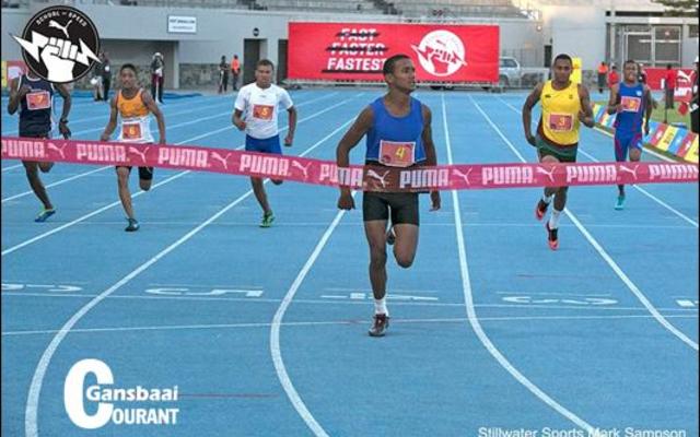 Adrian Swart  van HoÃ«rskool Overberg (Ovies) het R10 000 as â€˜n Puma-prys losgeslaan nadat hy die 200m vir seuns o/16 in â€˜n verpletterende tyd van 22,76 sekondes gehardloop het. Op die foto â€œbreekâ€ Adrian die lint. Puma, Skool van Spoed se byeenkoms was Woensdag, 18 Januarie 2017 by die Groenpunt Atletiekstadion in Kaapstad aangebied. Hierdie geleentheid word spesiaal vir naellopers van 100m, 200m, 400m en 800m geskep.