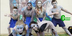 Laerskool Gansbaai se Kleuresport op 19 en 20 Januarie 2017 het sommer baie pret en prestasies opgelewer. Sien volgende week se uitgawe van Gansbaai Courant vir opwindende fotoâ€™s. Op die foto is die Blouspan se gedugte dirigente, die Navi-stam uit die film â€œAvatarâ€. Voor vlnr Kyra van Niekerk en Jaydene Pieterse. Agter vlnr Gavin Middleton, Jay-Andra Pieters, Anrie van Niekerk en Veno van Vuuren. Kristen Wolfaardt was ook deel van die span.