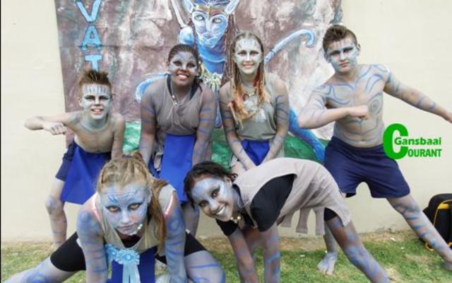 Laerskool Gansbaai se Kleuresport op 19 en 20 Januarie 2017 het sommer baie pret en prestasies opgelewer. Sien volgende week se uitgawe van Gansbaai Courant vir opwindende fotoâ€™s. Op die foto is die Blouspan se gedugte dirigente, die Navi-stam uit die film â€œAvatarâ€. Voor vlnr Kyra van Niekerk en Jaydene Pieterse. Agter vlnr Gavin Middleton, Jay-Andra Pieters, Anrie van Niekerk en Veno van Vuuren. Kristen Wolfaardt was ook deel van die span.