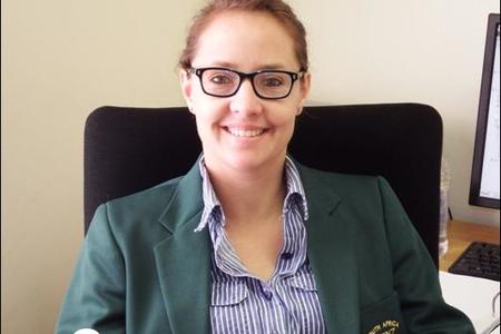 Tanya Smit agter haar lessenaar en geklee in haar Springbokbaadjie wat sy reeds in 2014 verwerf het. Sy is verlede jaar gekeur om as Potspelskeidsregter vir die 2017 Potspelkampioenskappe in Engeland op te tree.