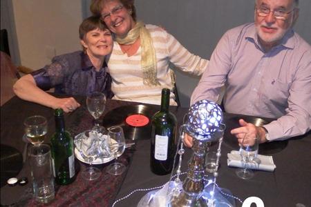 Anita Botha is hier op haar stukke saam met â€˜n kosbare vriendin, Nicolette Botha-Guthrie, voormalige Overstrandse Uitvoerende Burgemeester en diÃ© se vriend, Bob Cameron. Hulle het spesiaal vanaf Hermanus gery om Anita se 70ste verjaardag saam met haar te kom vier.